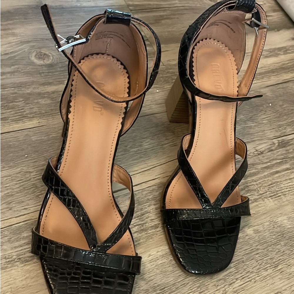 Crevo Black Heeled Sandals with Strappy Design